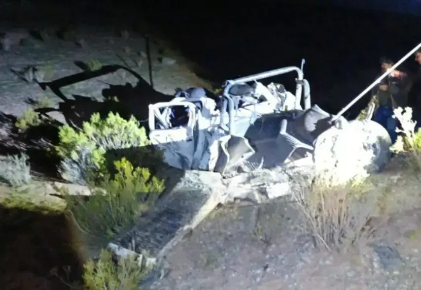 La camioneta quedó destruida y a un costado de la carretera.