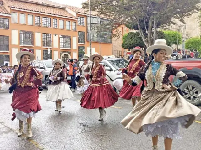 Participantes del Carnaval de Antaño en las calles de Potosí.