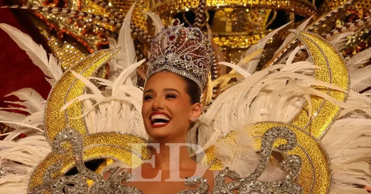 Camila I ingresa al escenario durante su coronación.