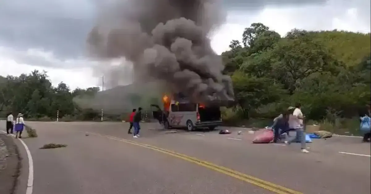 Los pasajeros lograron salvar sus equipajes del minibús en llamas.