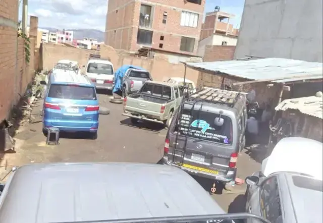 Varios minibuses con problemas por la gasolina son reparados en un taller mecánico.