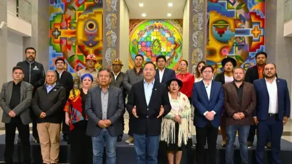 Luis Arce y David Choquehuanca junto a su gabinete de ministros.