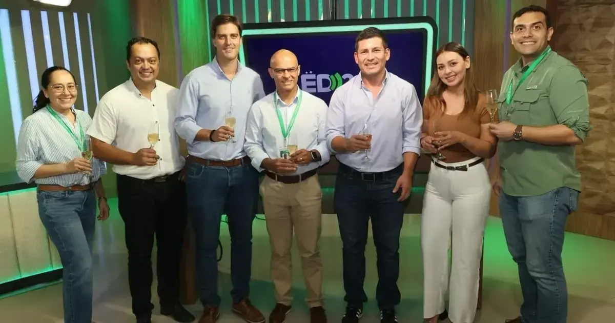 Representantes de Atlestar junto a parte del equipo del Grupo EL DEBER celebrando la alianza.