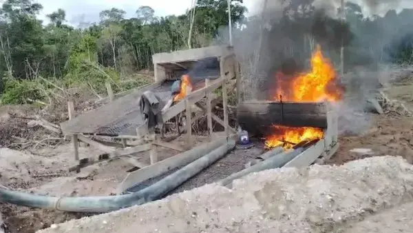 Destrucción de la maquinaria usada para la explotación minera ilegal.