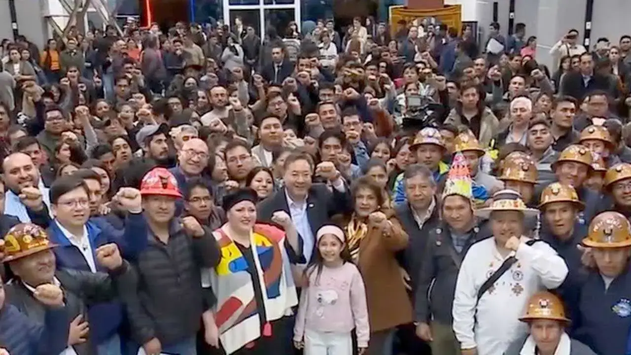Luis Arce Catacora junto a los exministros y representantes de sectores sociales.