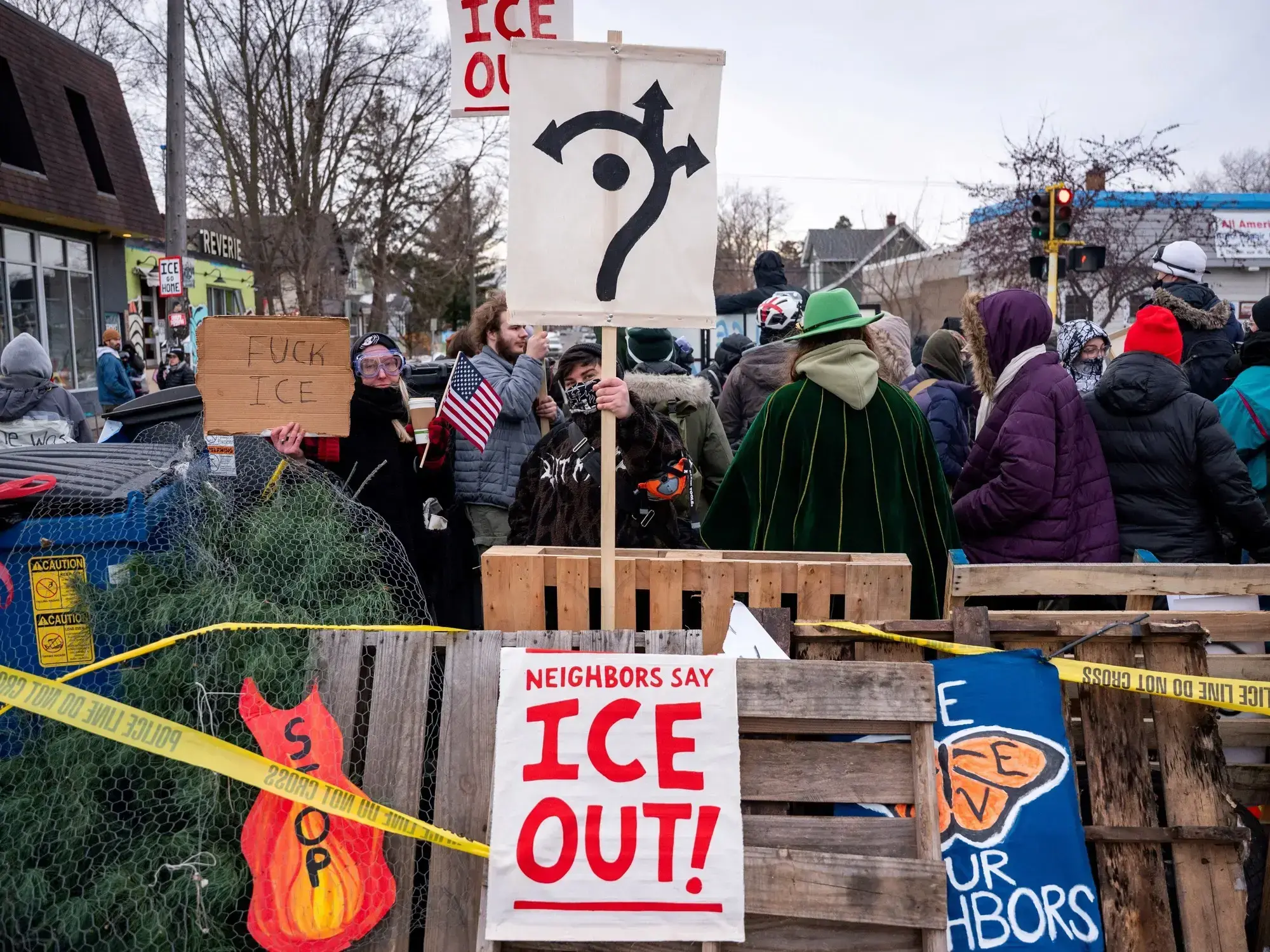 Manifestantes construyen una barricada improvisada para verificar vehículos del ICE en Minneapolis.