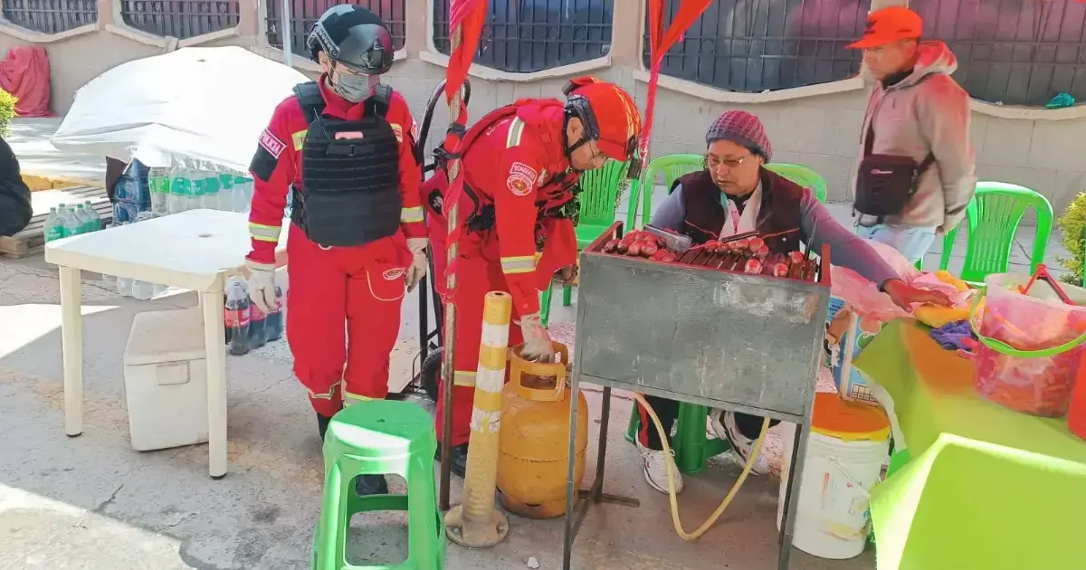 Efectivos de Bomberos realizan el control de conexiones de GLP.