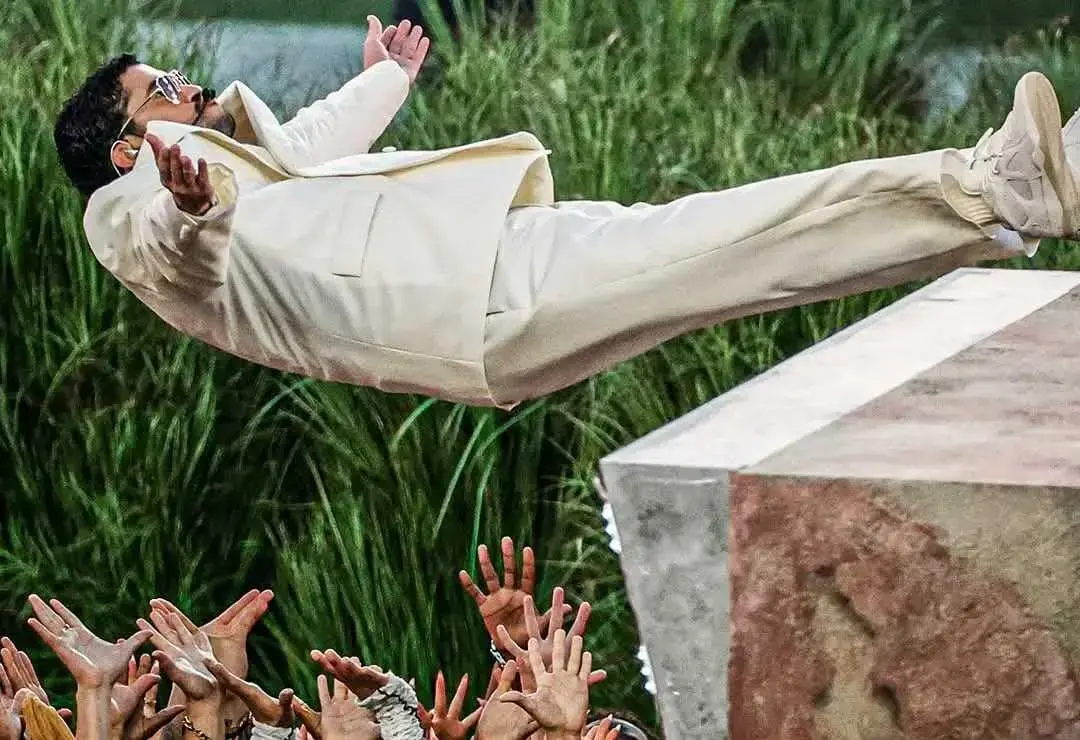 Bad Bunny, en uno de los momentos del espectáculo de medio tiempo en el Super Bowl.