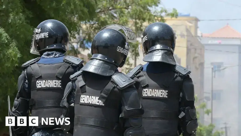 Agentes de policía senegaleses durante una operación.