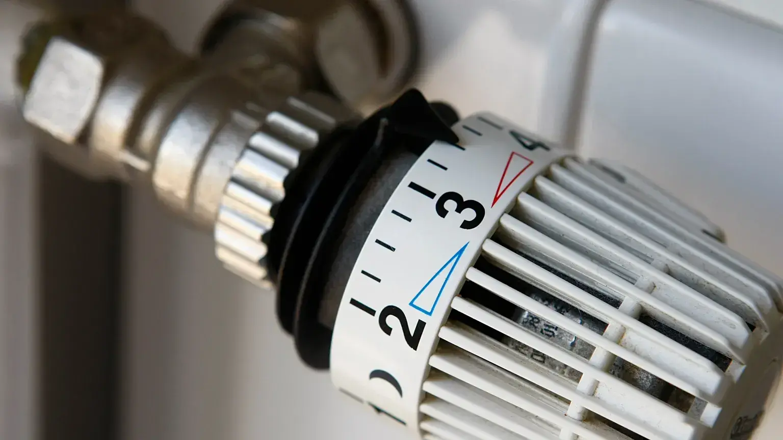 Un termostato de un radiador en una vivienda.