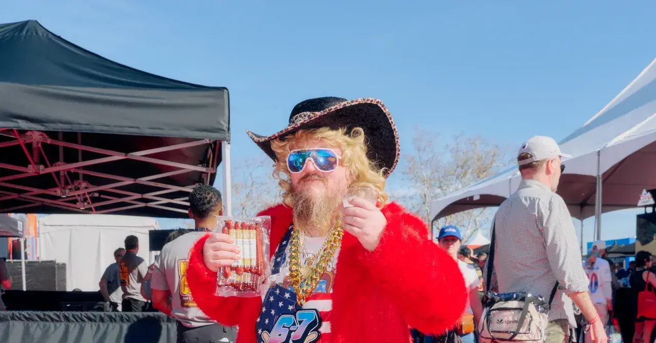 Aficionados en un tailgate cerca del Levi's Stadium antes del Super Bowl LX.
