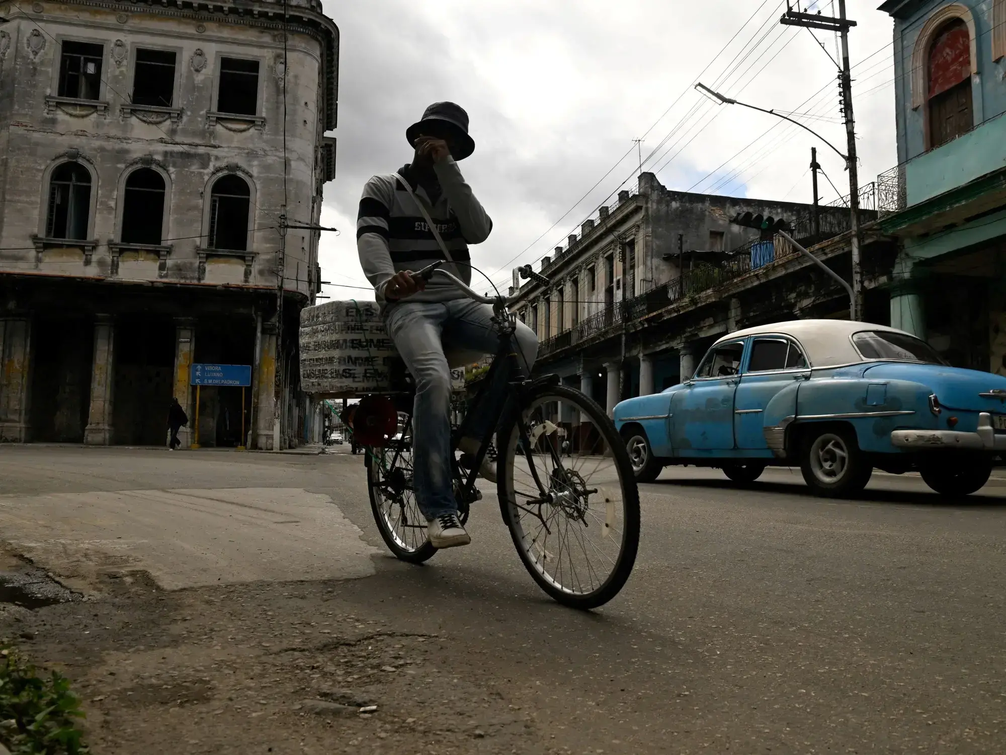 Personas comprando artículos artesanales en el Barrio Chino de La Habana.