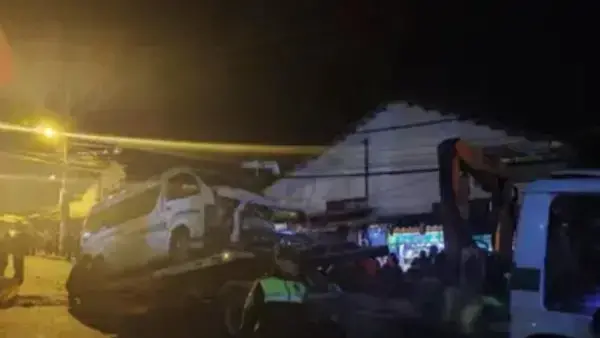 Restos de los vehículos involucrados en el accidente en Villa Fátima.