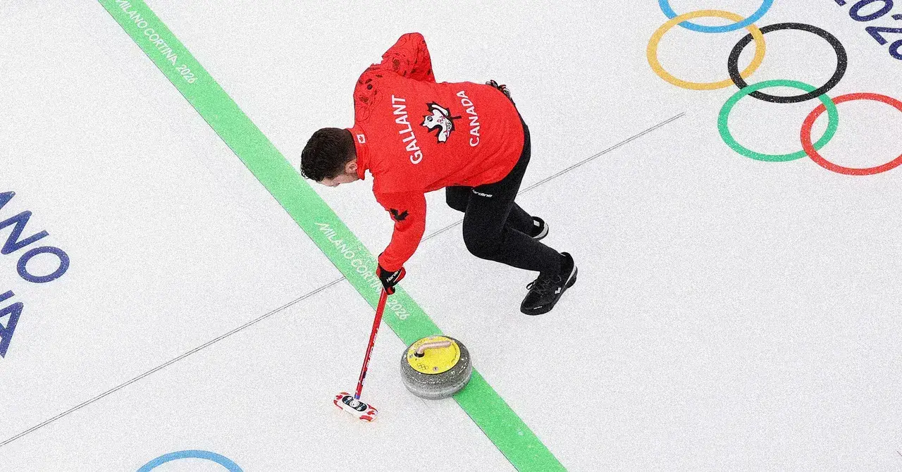 Brett Gallant de Team Canada barre la piedra durante un entrenamiento para los Juegos Olímpicos de Invierno Milano Cortina 20