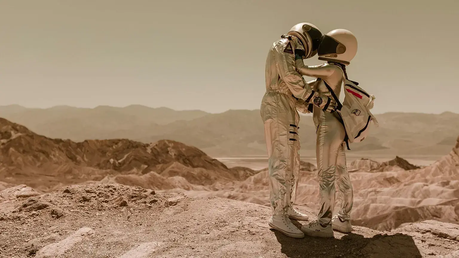 Pareja con traje de astronauta