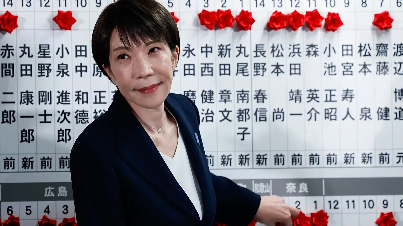 Sanae Takaichi coloca chinchetas que marcan a los candidatos que ganaron las elecciones a la Cámara Baja.