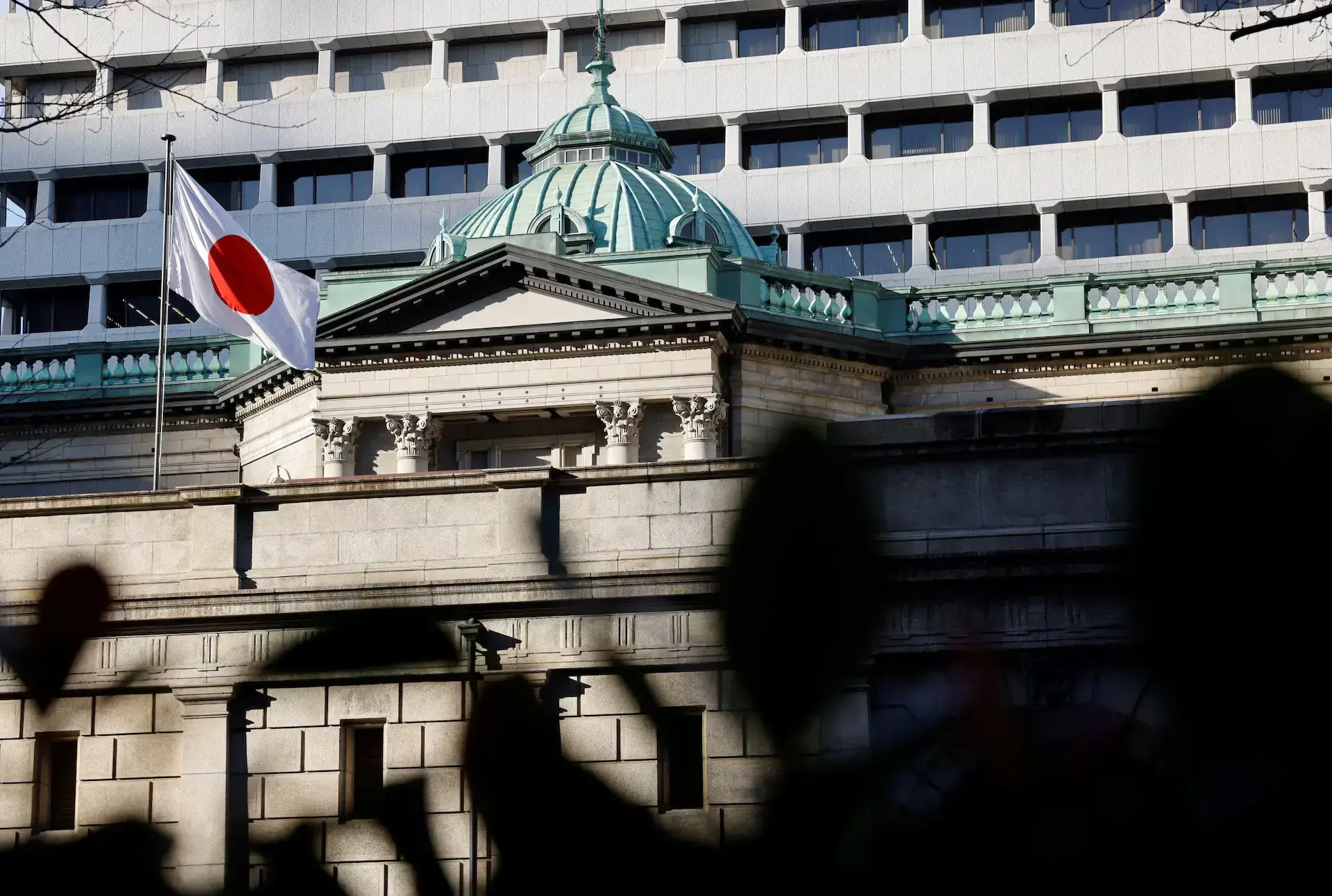 Ilustración sobre el fin de la era del crédito barato japonés.