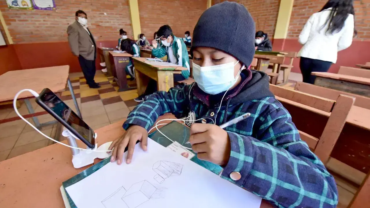 Un grupo de escolares pasa clases con medidas de bioseguridad.