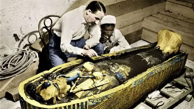 Howard Carter y su equipo examinan el sarcófago de Tutankhamun en 1924.