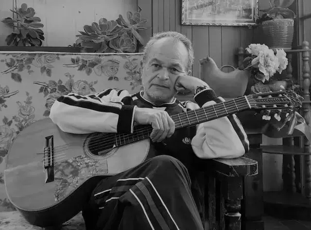 El cantautor Julio César Paredes Ruiz.