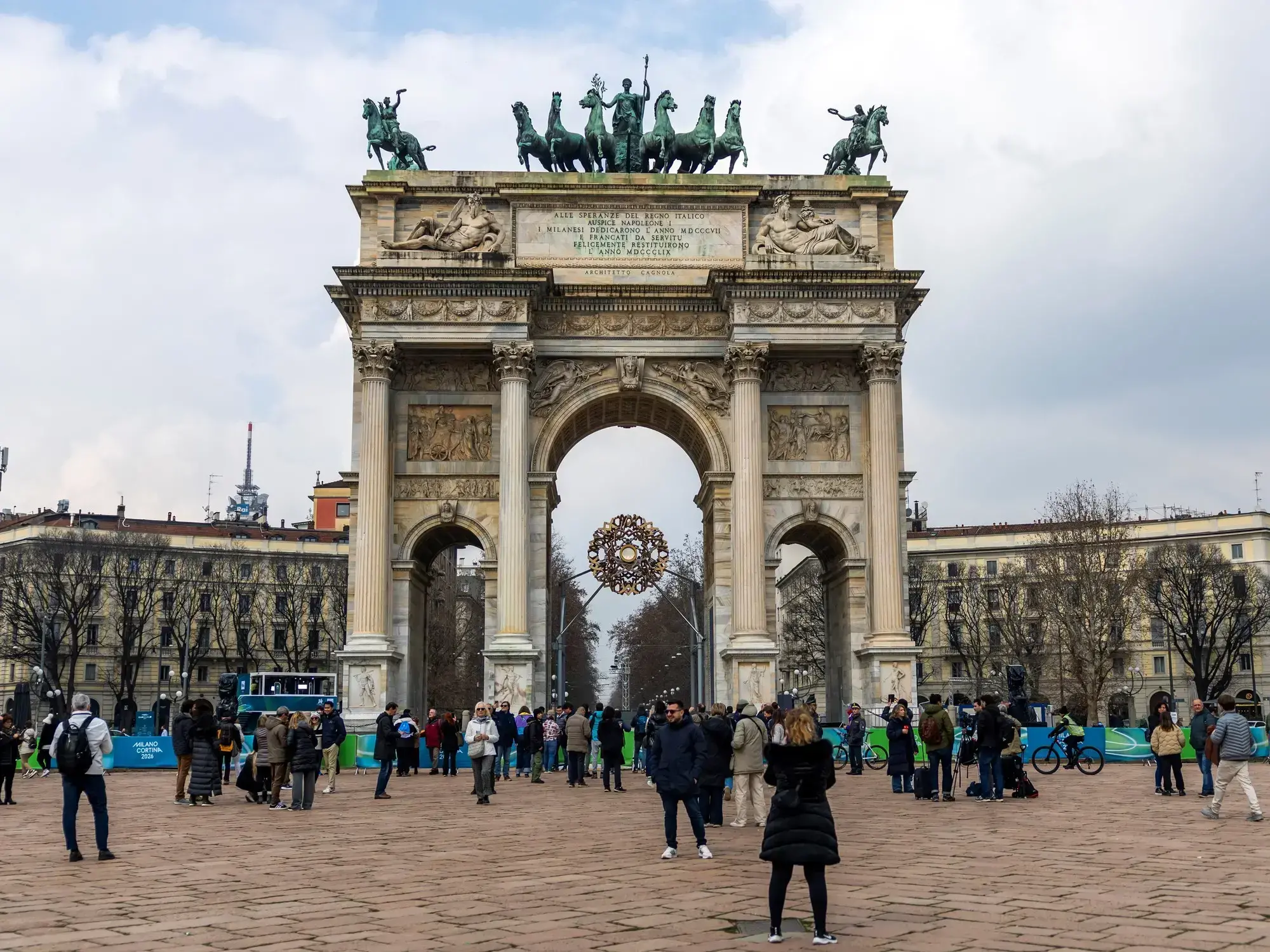 La llama ardiendo en el pebetero olímpico en el Arco della Pace durante los Juegos Olímpicos de Invierno Milano Cortina 2026