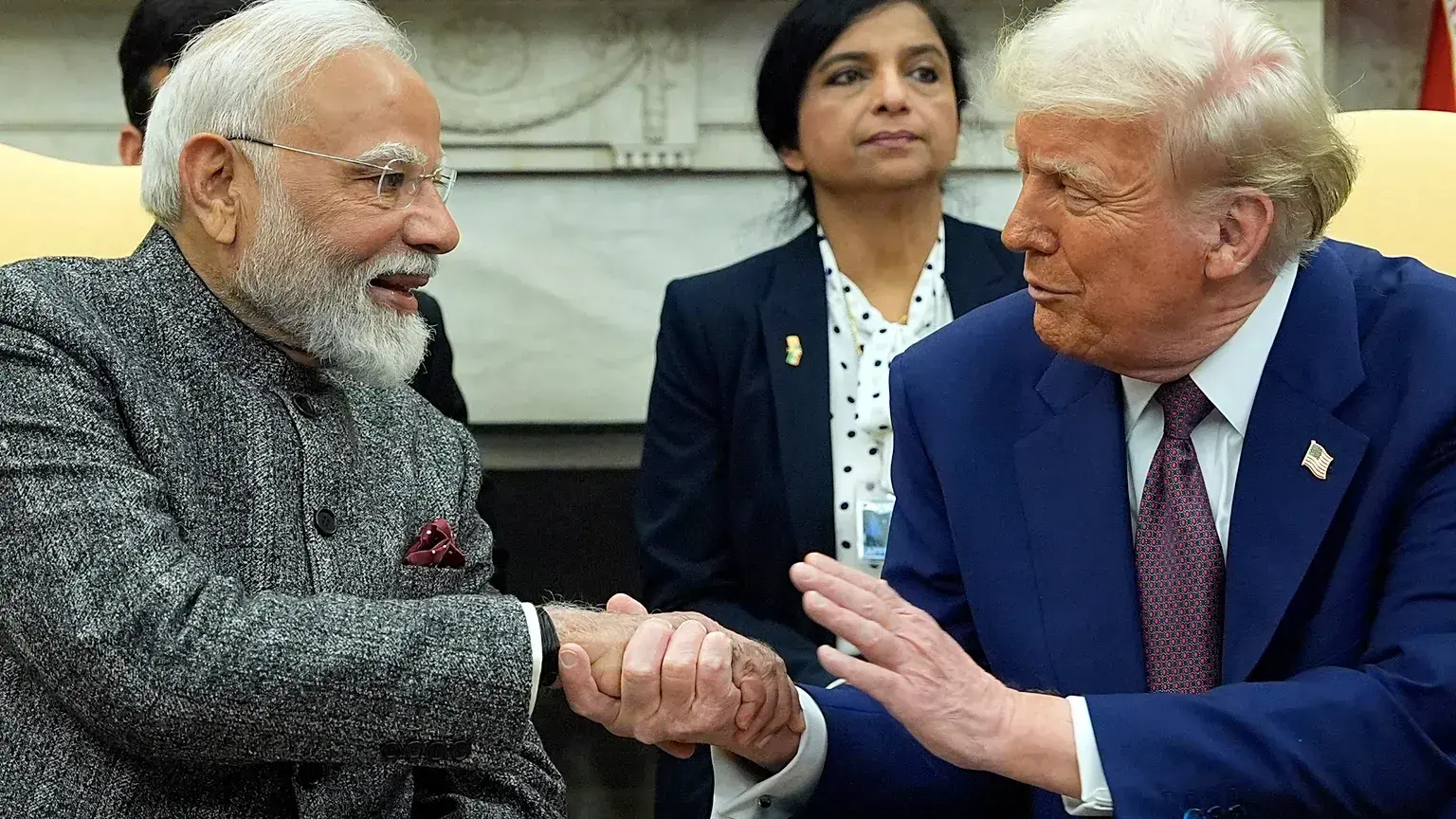 El presidente de EE.UU. Donald Trump estrecha la mano del primer ministro indio Narendra Modi en el Despacho Oval.