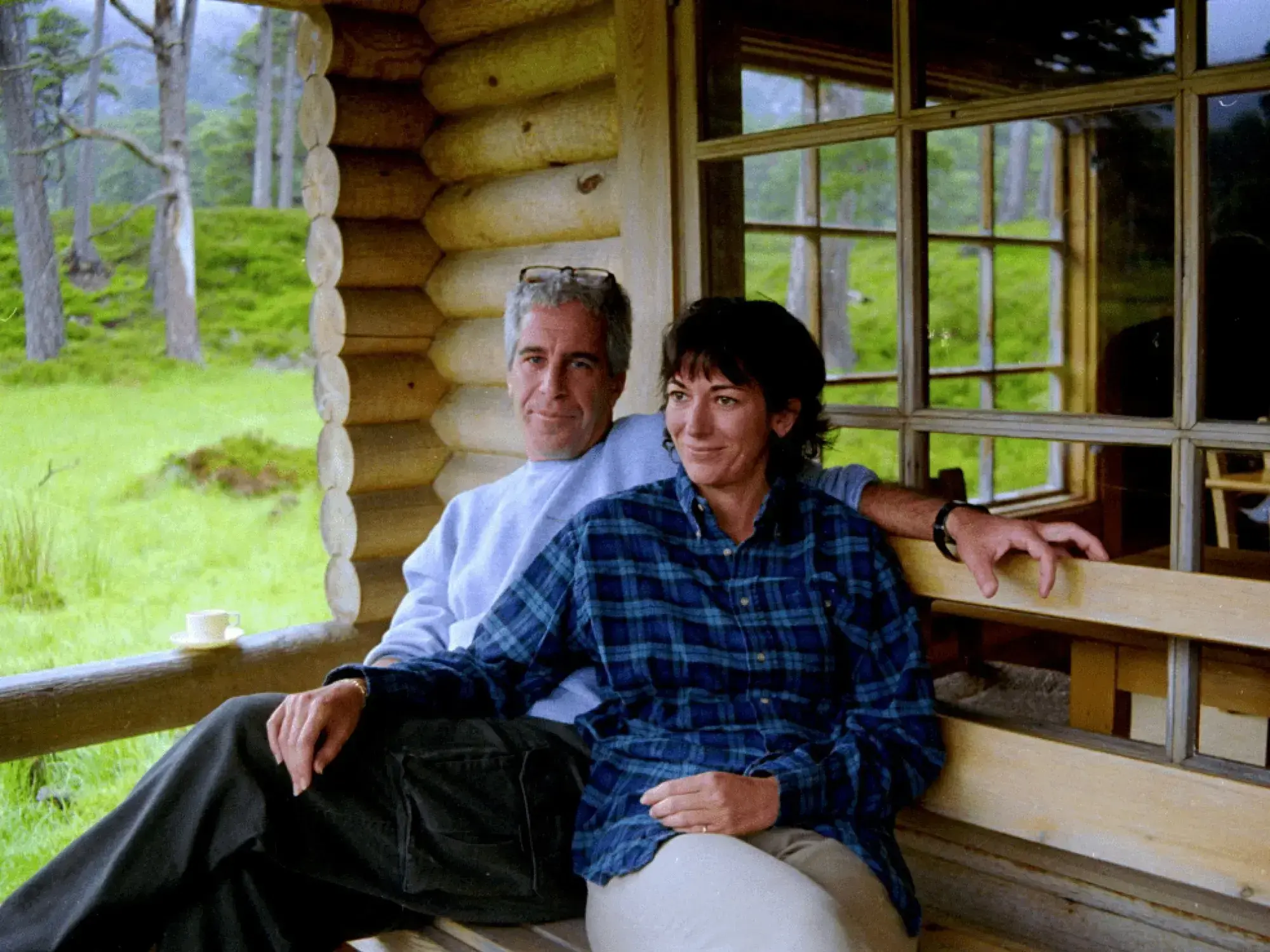 Ghislaine Maxwell y Jeffrey Epstein en una foto publicada por el Departamento de Justicia.
