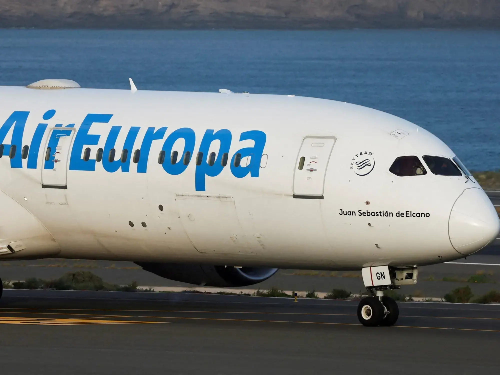 Avión de una aerolínea comercial en vuelo.
