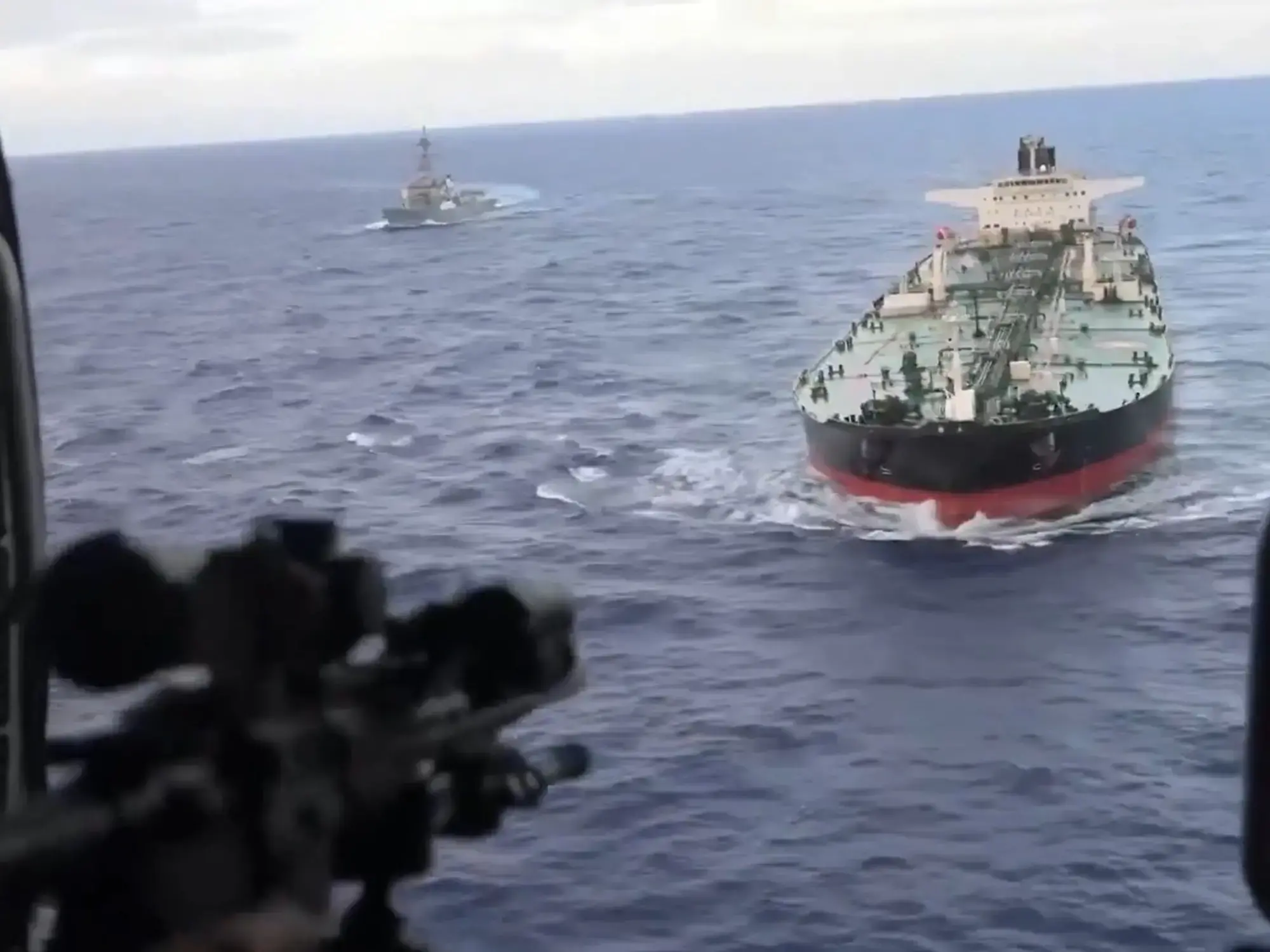 Operativo de abordaje de un buque petrolero por fuerzas estadounidenses.