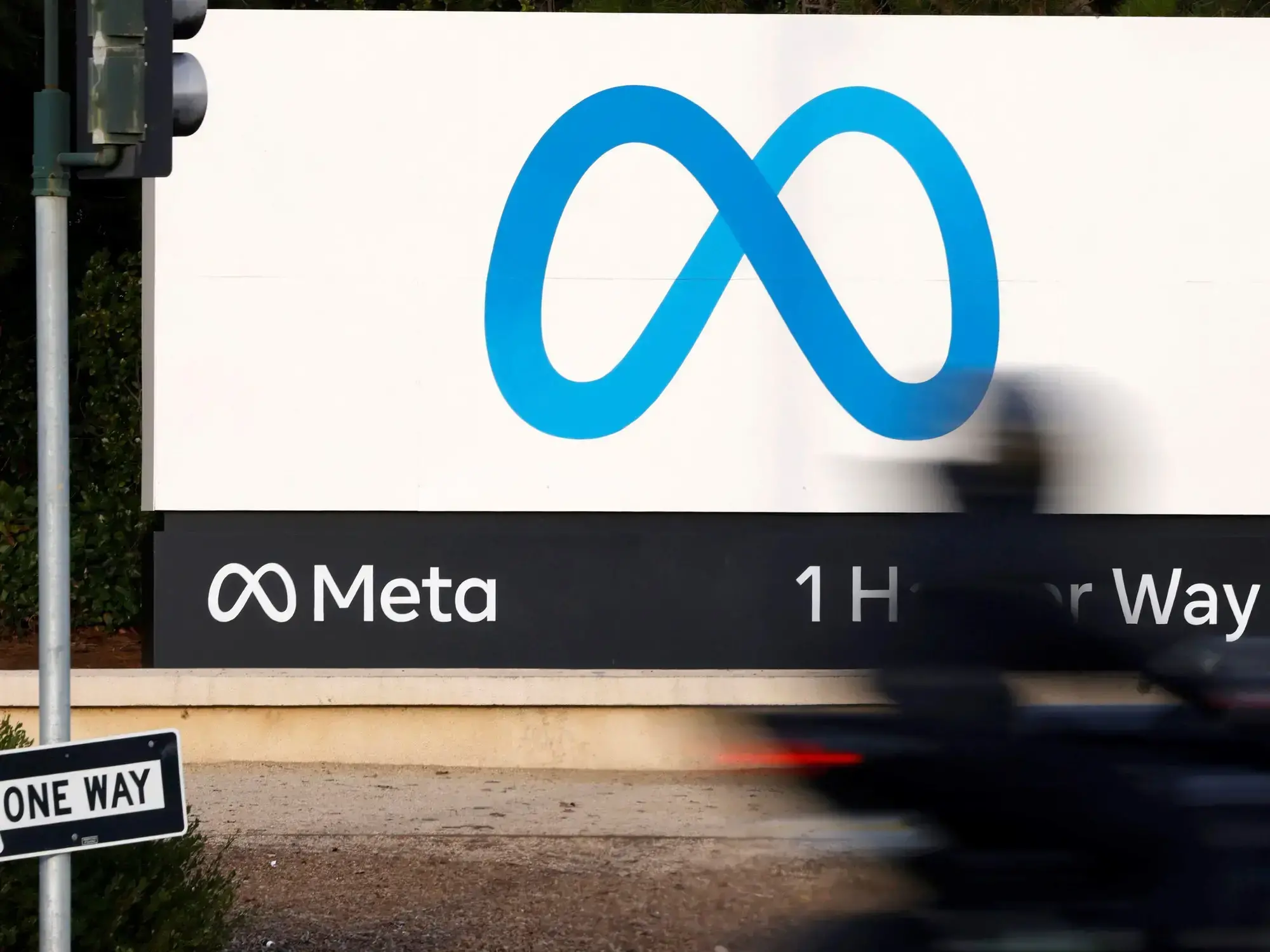 El logo de Meta frente a la sede de la empresa en Menlo Park (Estados Unidos).