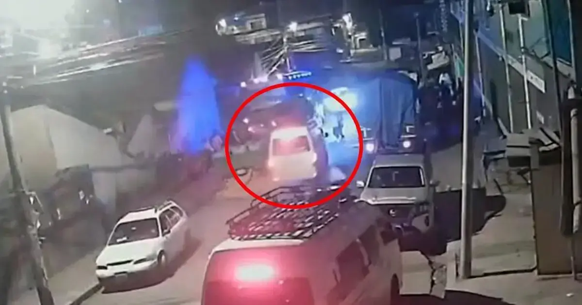 El minibús terminó atropellando a dos personas