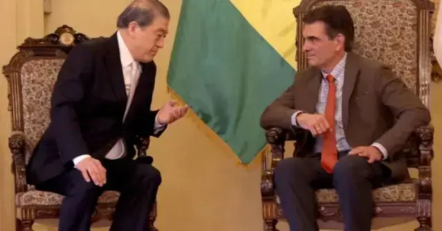 Rodrigo Paz recibe credenciales de embajadores de Perú y Japón.