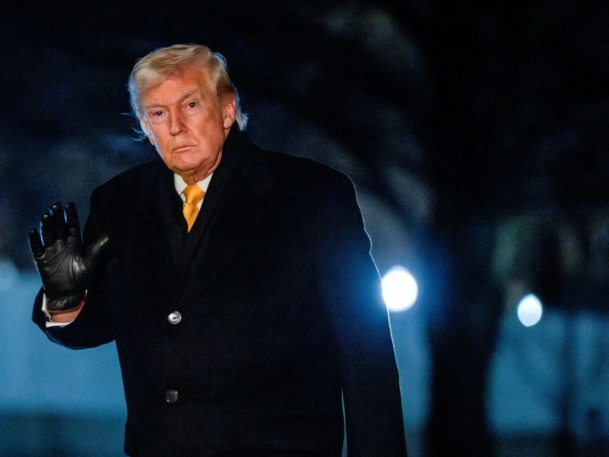 El presidente de Estados Unidos, Donald Trump, camina por el jardín sur de la Casa Blanca.