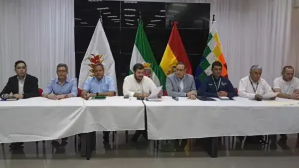 Reunión entre YPFB, transportistas y cívicos cruceños.