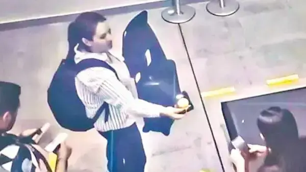 Momento en que la exdiputada Laura Rojas presenta su pasaporte diplomático.