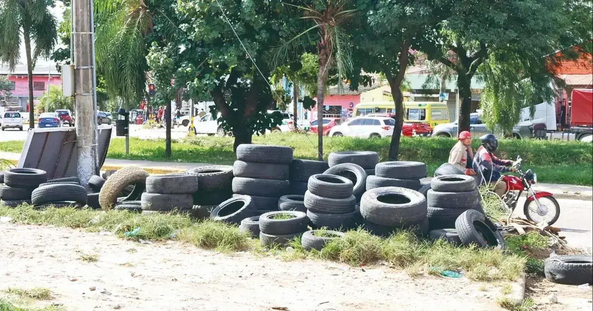Hay llantas en desuso acumuladas en distintos puntos, como en la radial 26.