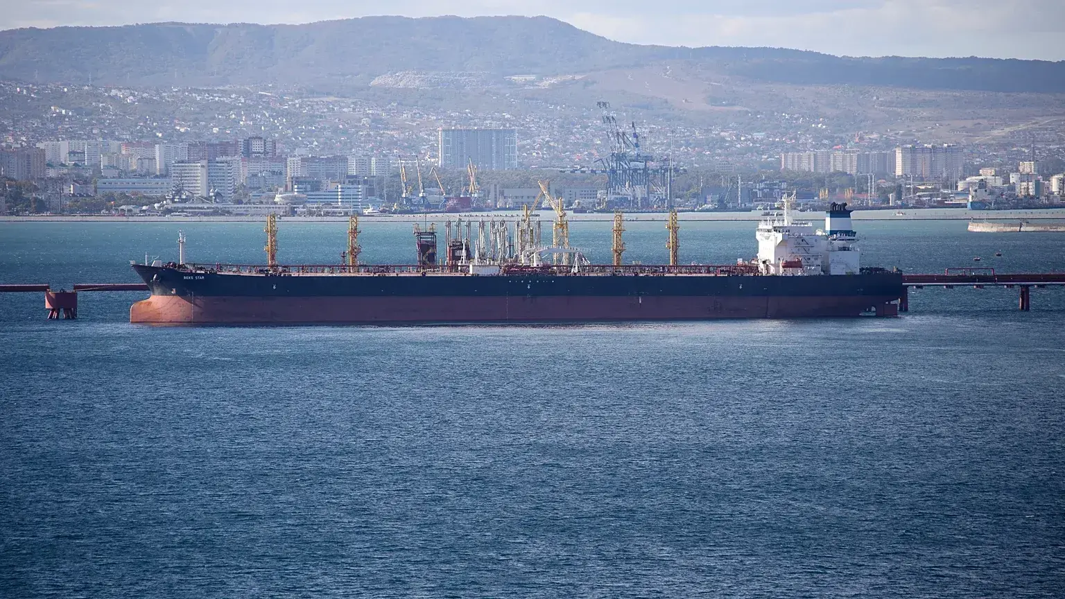 Un petrolero en el complejo Sheskharis de Novorosíisk, Rusia, en octubre de 2022.
