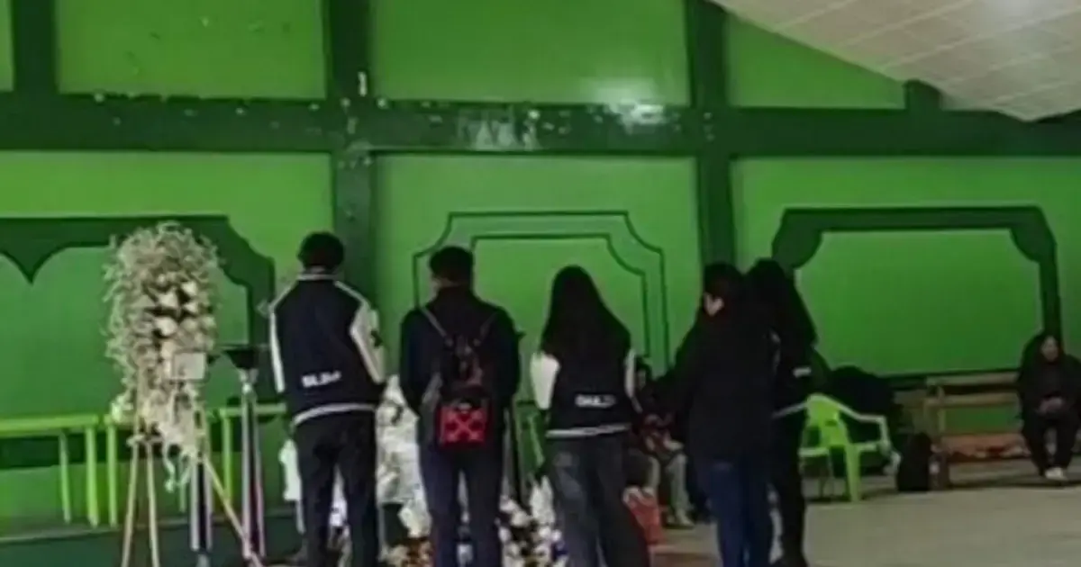 Estudiantes, amigos de Abel Diego Gutiérrez Huallpa, el adolescente que falleció en el accidente.
