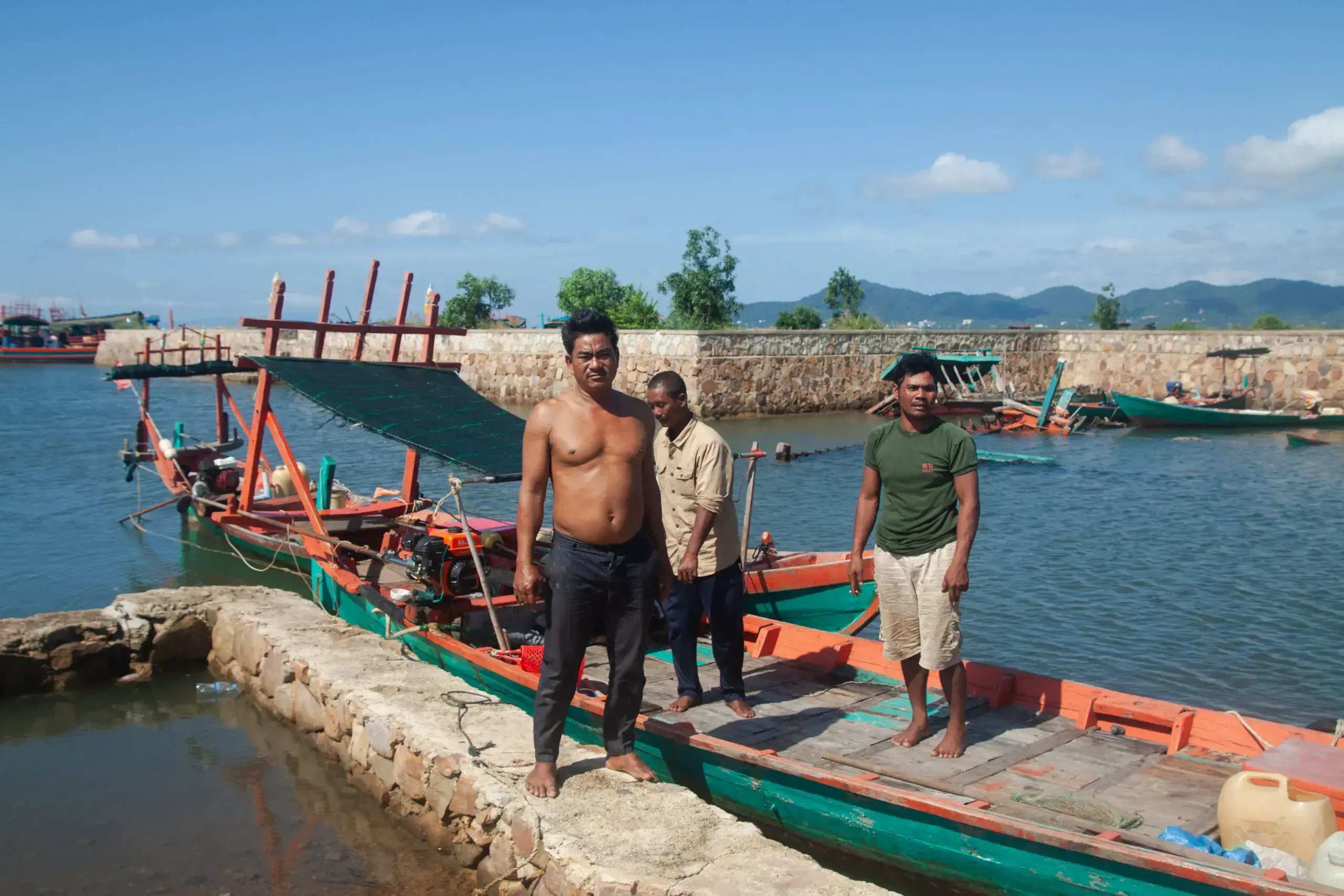 Pescadores en la provincia de Kep, Camboya, donde se construirá el puerto del canal.