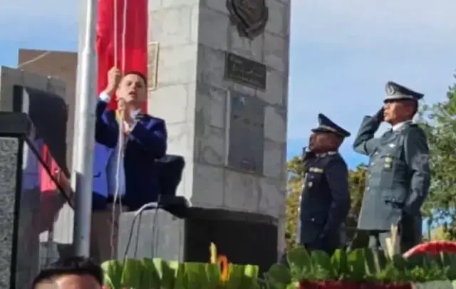 El vicepresidente Edmand Lara iza la bandera en Oruro.