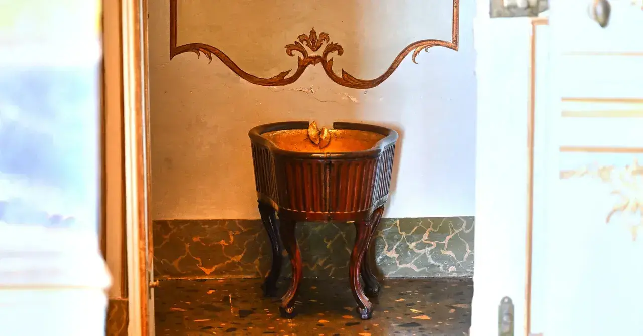 Un bidet moderno en un baño.