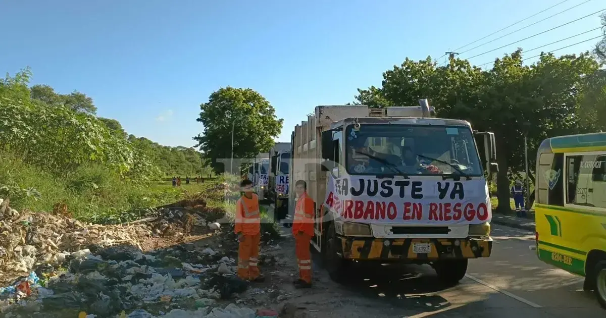 Protesta de camiones recolectores de basura.