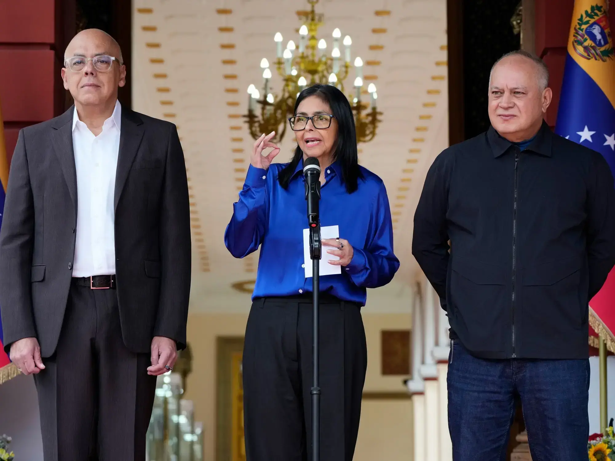 Jorge Rodríguez, con su hermana Delcy Rodríguez y Diosdado Cabello, en el palacio presidencial en Caracas.