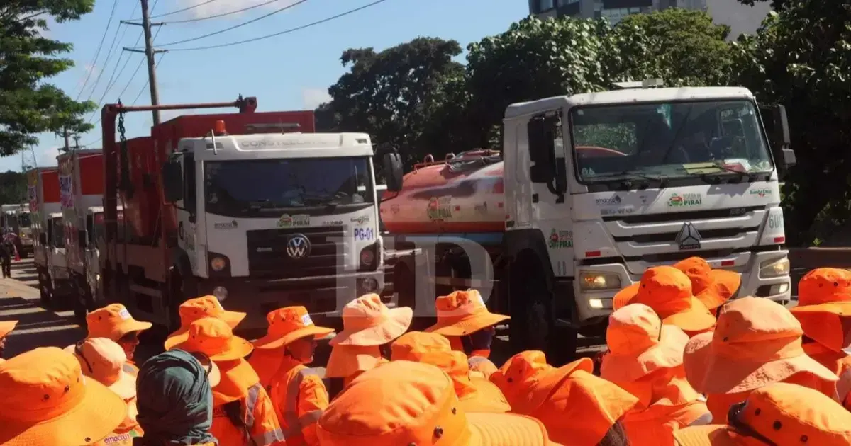 Protesta de camiones recolectores de basura en las calles.