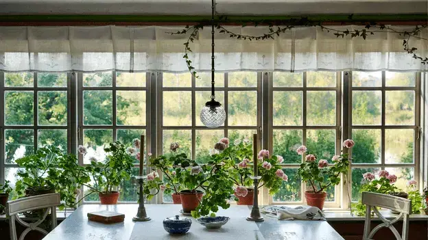 Vista de una casa nórdica moderna integrada en el paisaje.