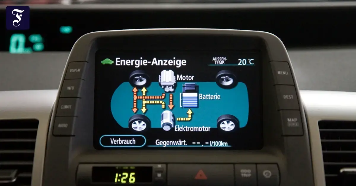 Energía fluye en la pantalla central de un Toyota Prius del año 2007.