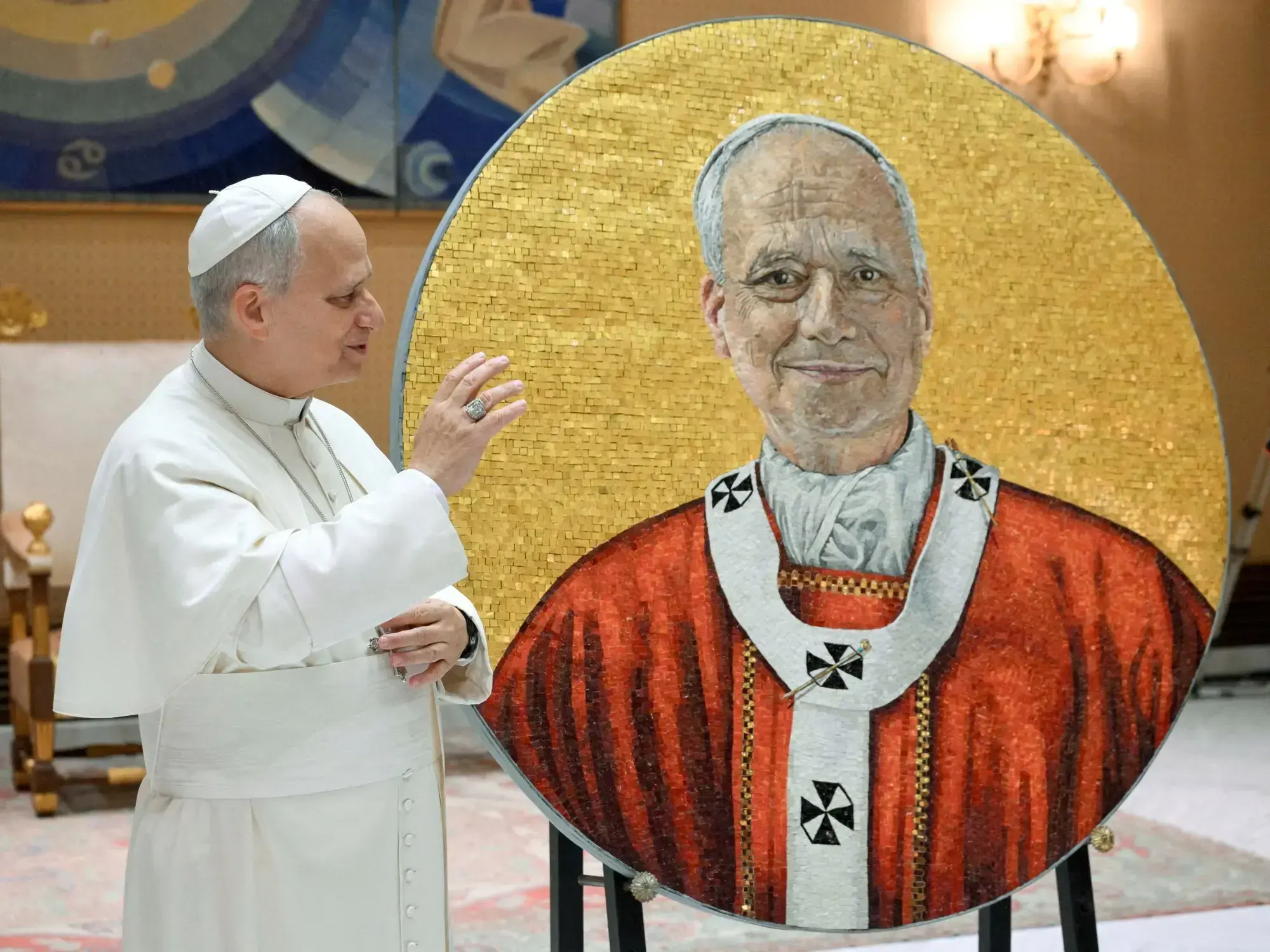 El Papa León XIV, junto a un mosaico con su imagen, en la Basílica de San Pablo Extramuros, en Roma.