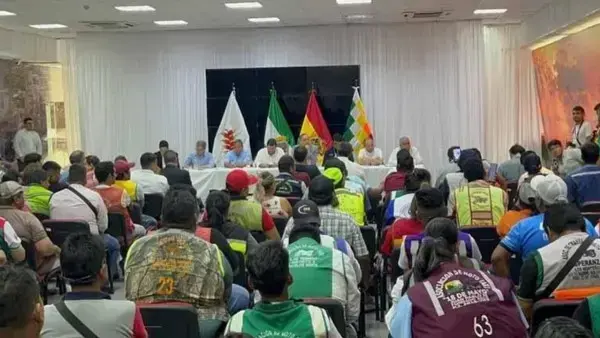 Autoridades y mototaxistas acordaron investigar posibles responsabilidades.