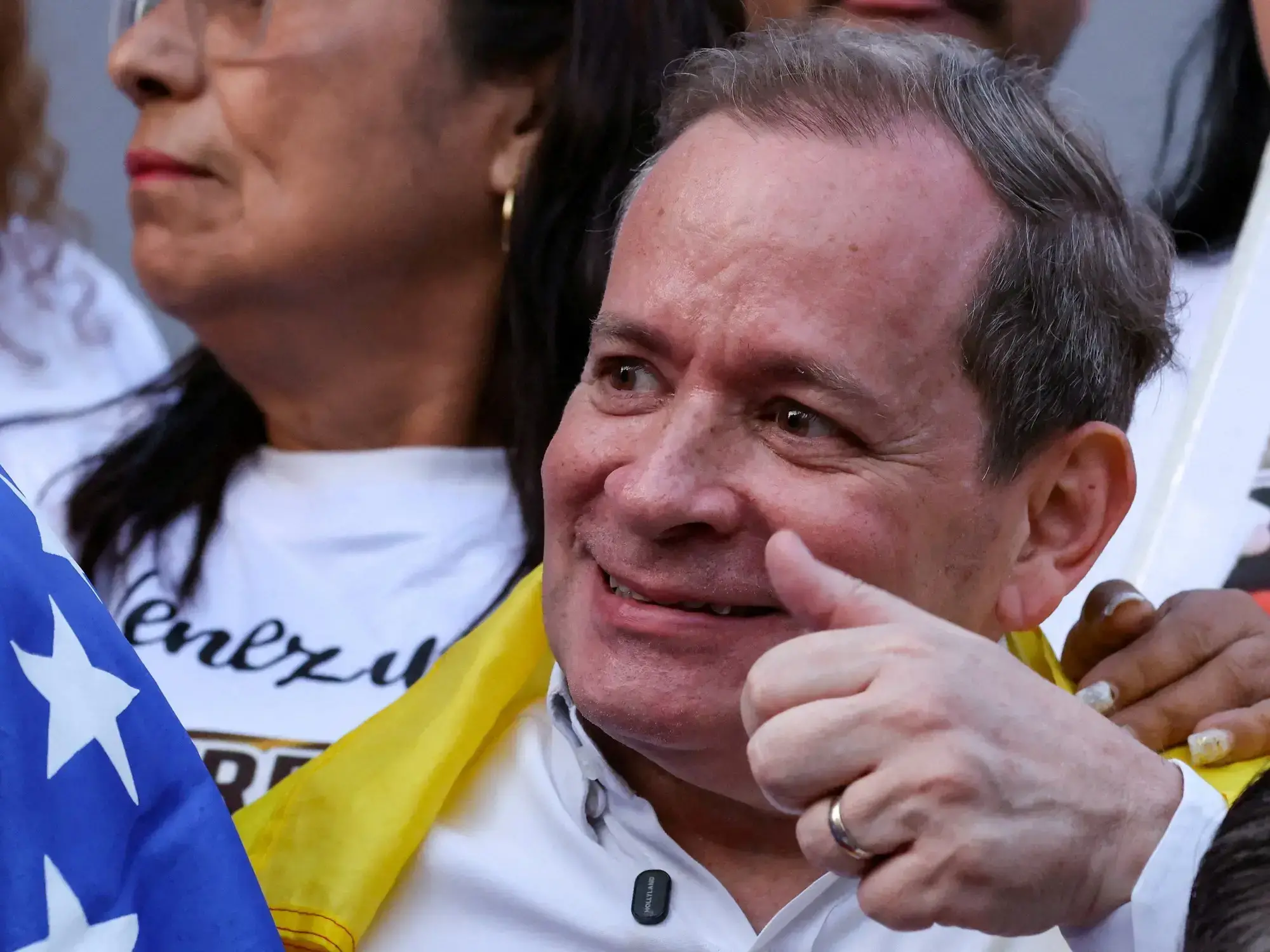 El político opositor venezolano Juan Pablo Guanipa hace un gesto de aprobación con el pulgar tras ser liberado.