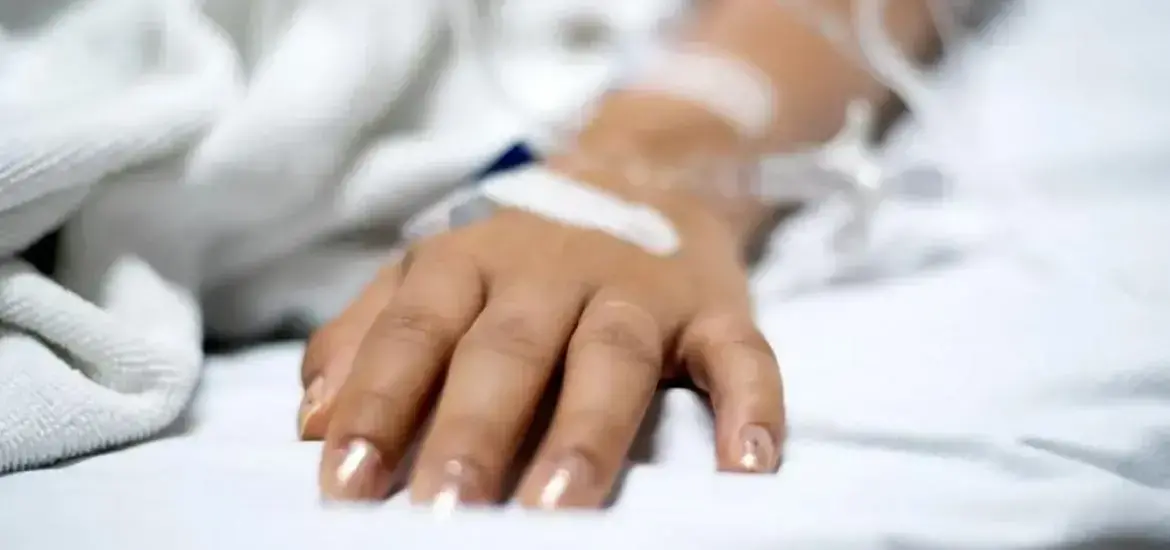 La adolescente se encuentra en terapia intensiva.